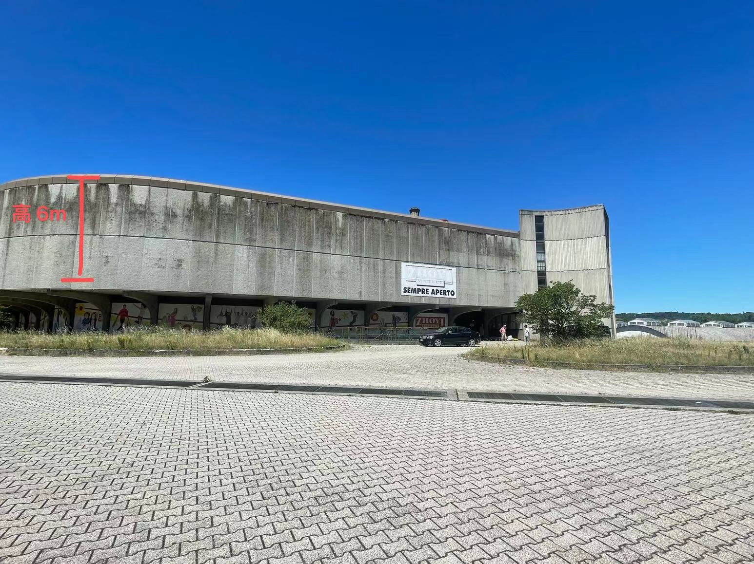 Проекторы озаряют итальянский торговый центр праздничным волшебством