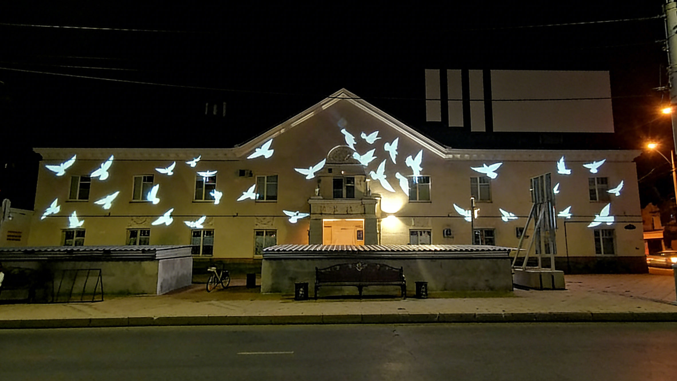 Как гобо-проекторы Buygobo превратили обычный фасад в арт-инсталляцию ночного города