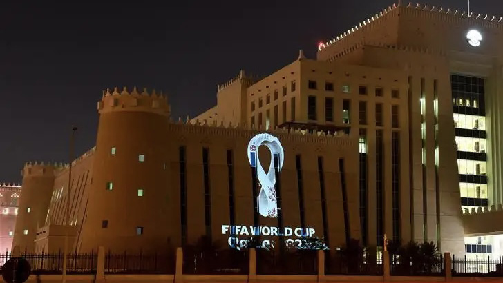 гобо-проекторы Buygobo сохраняют качество проекции даже на зданиях с окнами и проемами