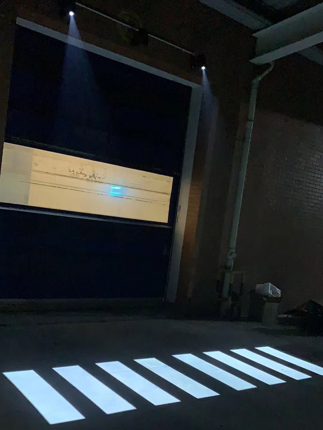 Сенсорные проекторы Buygobo: автоматическая безопасность при открытии промышленных ворот