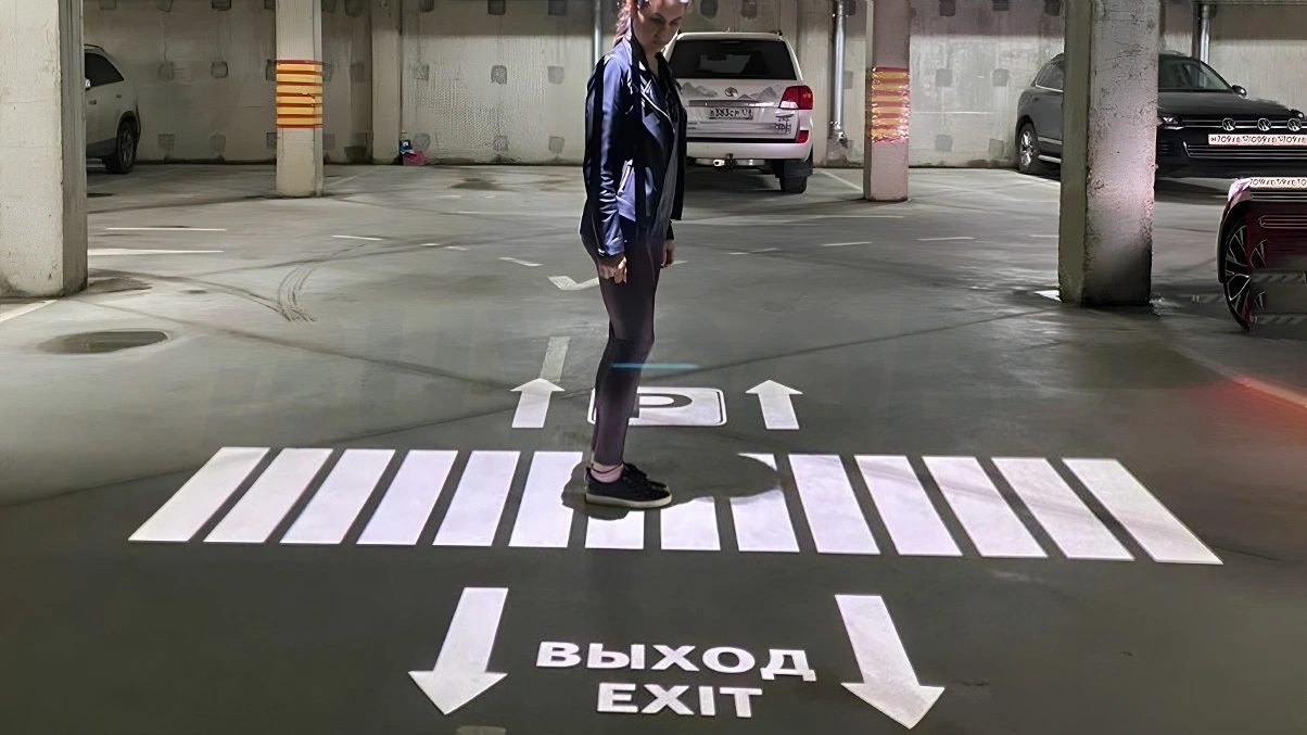 Проекционные зебры для подземных паркингов: безопасность и навигация в закрытом пространстве